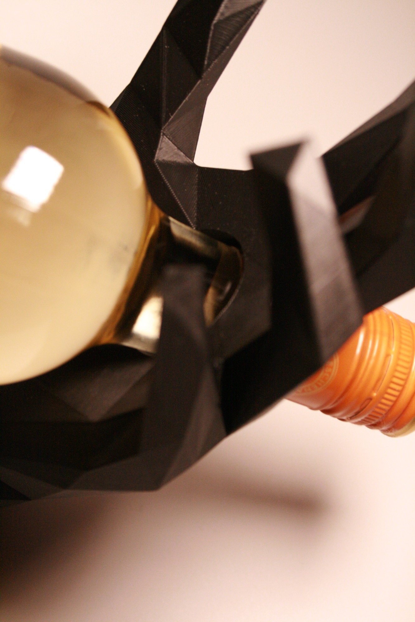 Рука (подставка под вино) 5